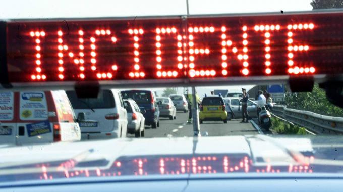 Bitonto Bari: due mezzi pesanti ribaltati, incidente in autostrada Tratto chiuso