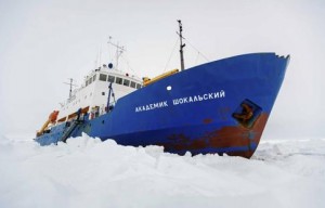 Nave imprigionata dal ghiaccio in Antartica