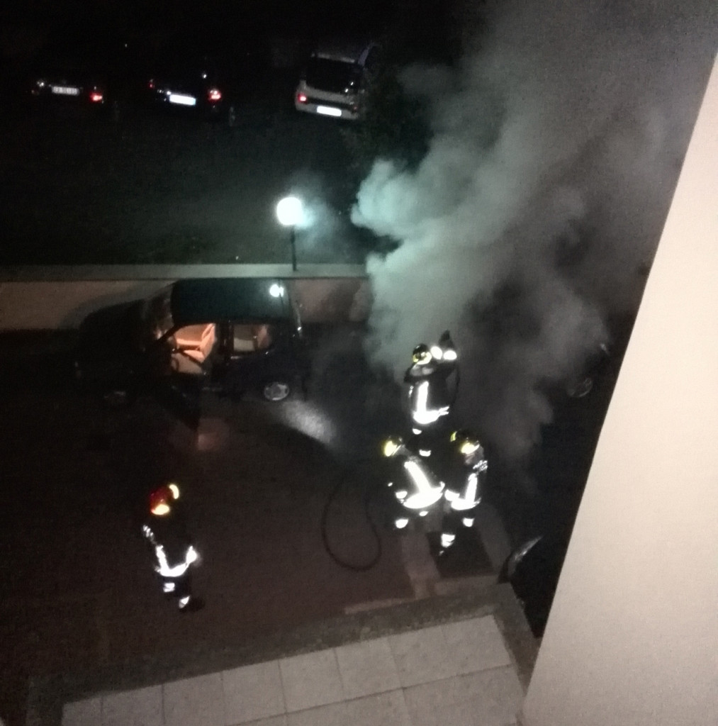 auto incendiata 1