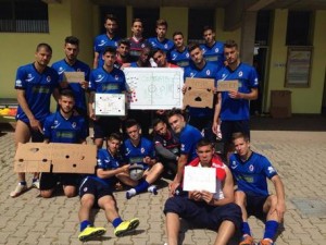Calcio:Bari, asta deserta, giocatori con cartelli 'comprateci'