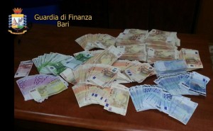 soldi contanti bari