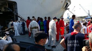 migranti sbarcati porto di taranto 2