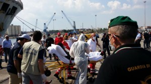 migranti sbarcati porto di taranto