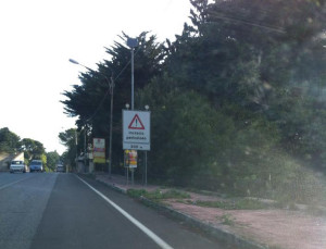 insegna su incrocio pericoloso