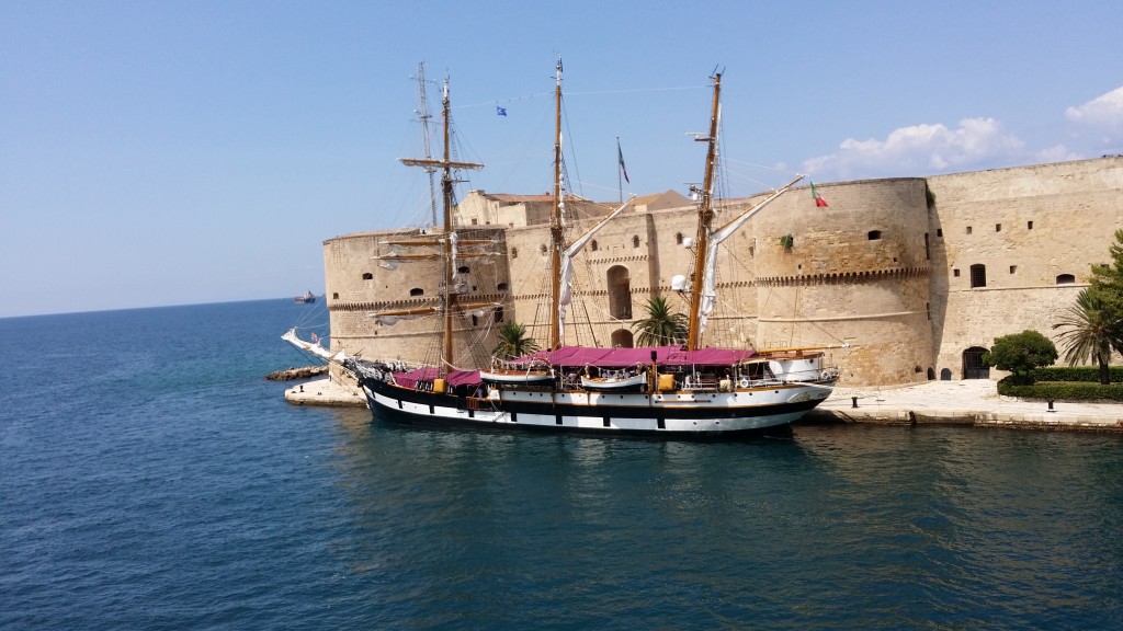 nave palinuro taranto