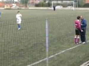 genitore picchia arbitro