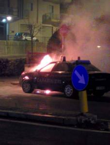 macchina dei carabinieri incendiata