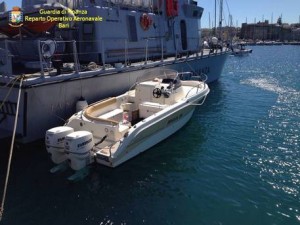 Immigrazione: a Otranto Guardia Finanza intercetta semicabinato con 22 a bordo e arresta scafista
