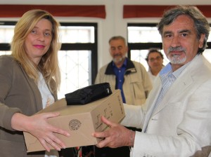 Il Dirigente dell'Ist. Comprensivo 'Chiarelli' Roberta Leporati riceve uno dei defibrillatori dal dott. Francesco Lembo