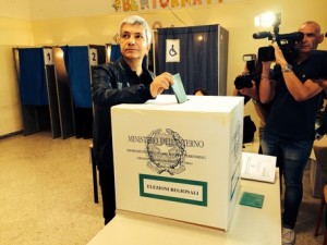 Elezioni regionali 2015: il presidente uscente della Regione Puglia, Nichi Vendola, vota bella sua città, Terlizzi (Bari) (31 maggio 2015 - foto ufficio stampa Sel)