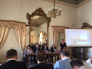 In piedi Mariangela Palazzo organizzatrice del convegno