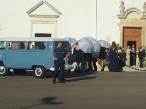 servizio d'ordine davanti chiesa