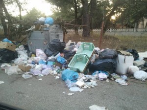 rifiuti in strada massafra 1