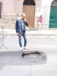 La buca denunciata da Cataldo Renna
