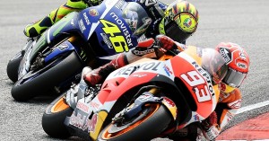 Movistar Yamaha MotoGP's Italian rider Valentino Rossi (L) chases Repsol Honda Team's Spanish rider Marc Marquez (R) during the 2015 MotoGP Malaysian Grand Prix at the Sepang International Circuit on October 25, 2015.     AFP PHOTO / MANAN VATSYAYANA