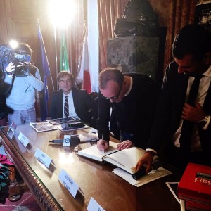 gigi d'alessio firma libro bari