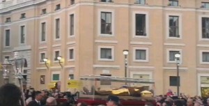 padre pio entra piazza san pietro