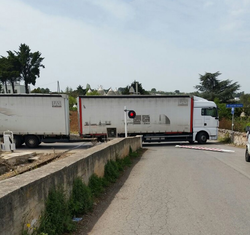 statale 172 passaggio a livello sfondato 1