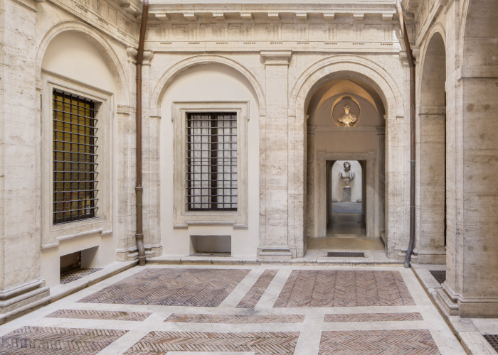 Cortile Palazzo de Torres Massimo Lancellotti 700x500
