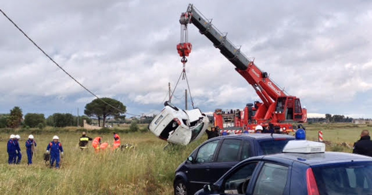 operaio carmiano contro albero