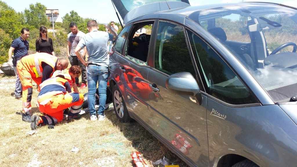 taranto polizia evita suicidio