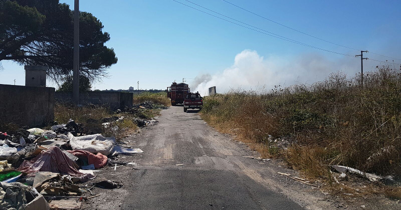 lecce incendio periferia