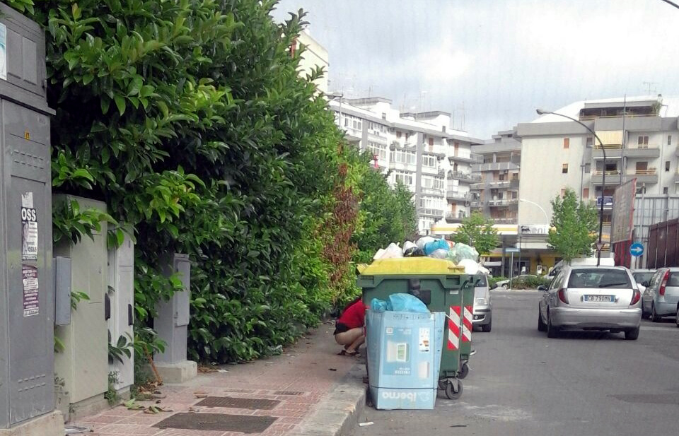 taranto marciapiede scambiato per wc