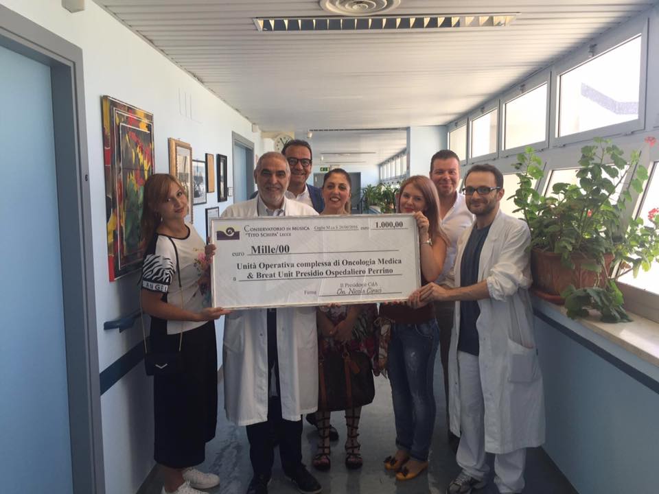 consegna assegno beneficenza uoc oncologia breast unit dott. cinieri