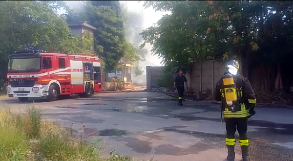 taranto incendio deposito 1