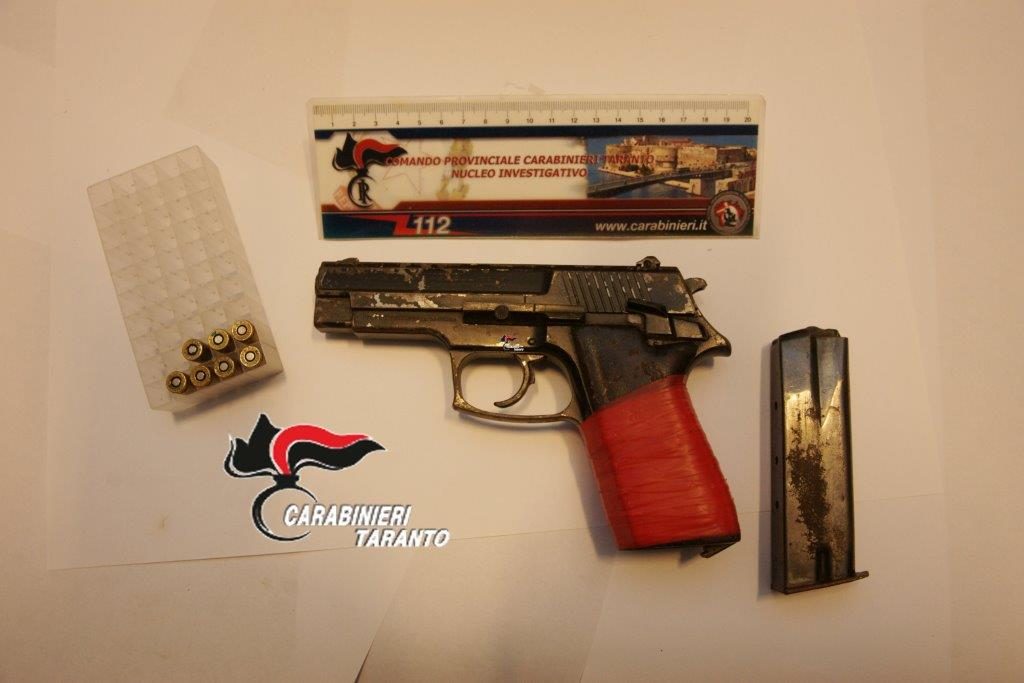 pistola omicidio pulsano