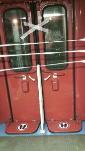 fse treno porte chiuse con il nastro adesivo