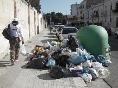 lecce rifiuti strada