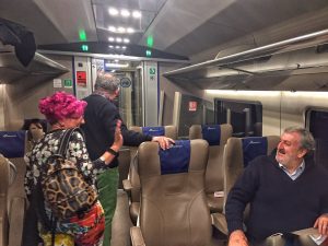 michele emiliano dentro frecciarossa taranto-milano