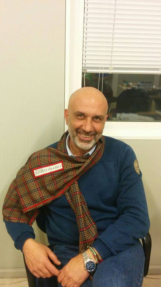 Il sindaco Sergio Pirozzi con una sciarpa Made in Carcere
