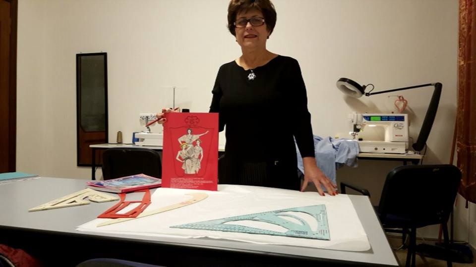 La stilista Franca Parisi a lavoro con il brevetto