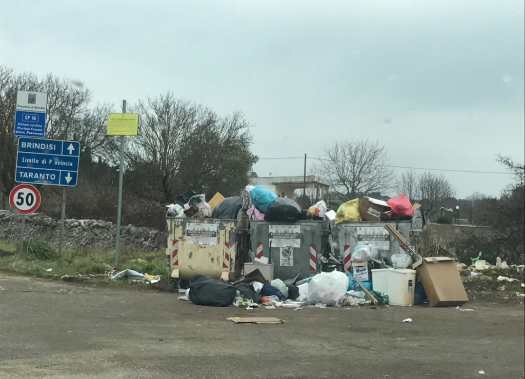 martina ostuni rifiuti strada