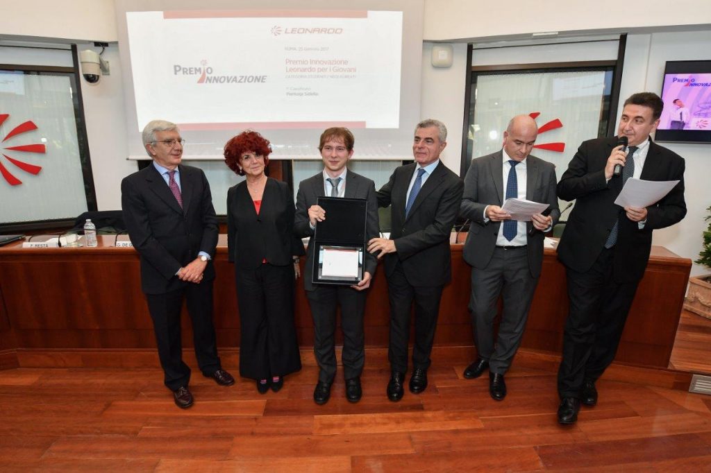 Foto premio innovazione Leonardo Al centro Pierluigi Sidella