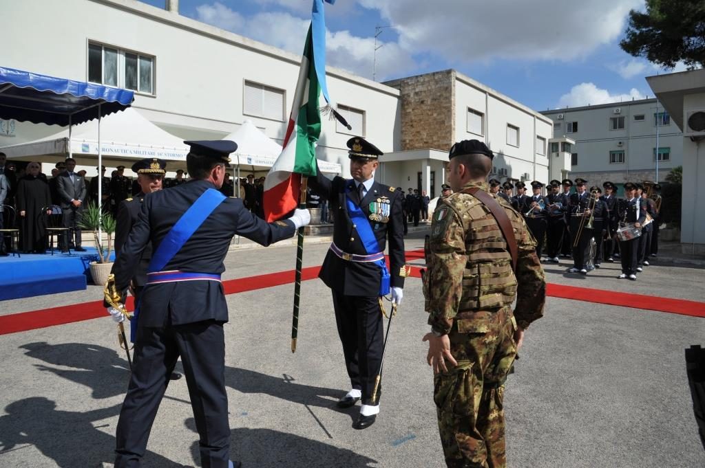 Il passaggio della bandiera di guerra tra comandante uscente e subentrante.JPG