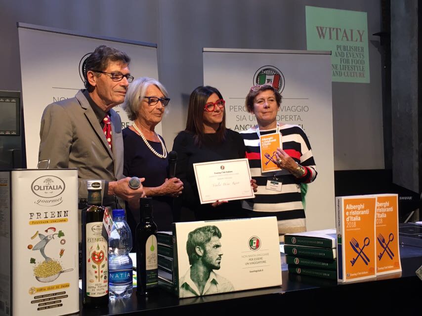 Marika Lacaita riceve il premio del Touring club italiano