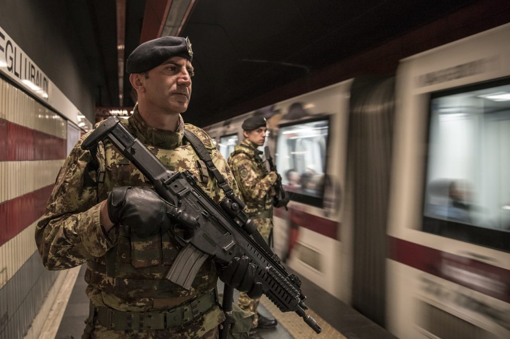 1. Militari dellEsercito Italiano in servizio nella metropolitana