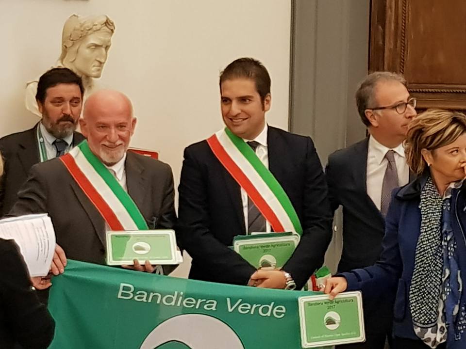 al centro il sindaco di Laterza