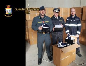 Bari: sequestrate 6930 paia di scarpe. Accusa: false New Balance