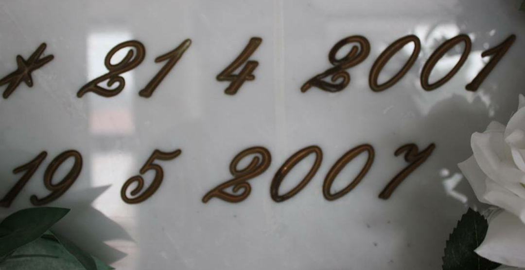 La letterachoc dei genitori tarantini ci sono le foto delle lapidi con date di nascita e di La letterachoc dei genitori tarantini ci sono le foto delle lapidi con date di nascita e di
