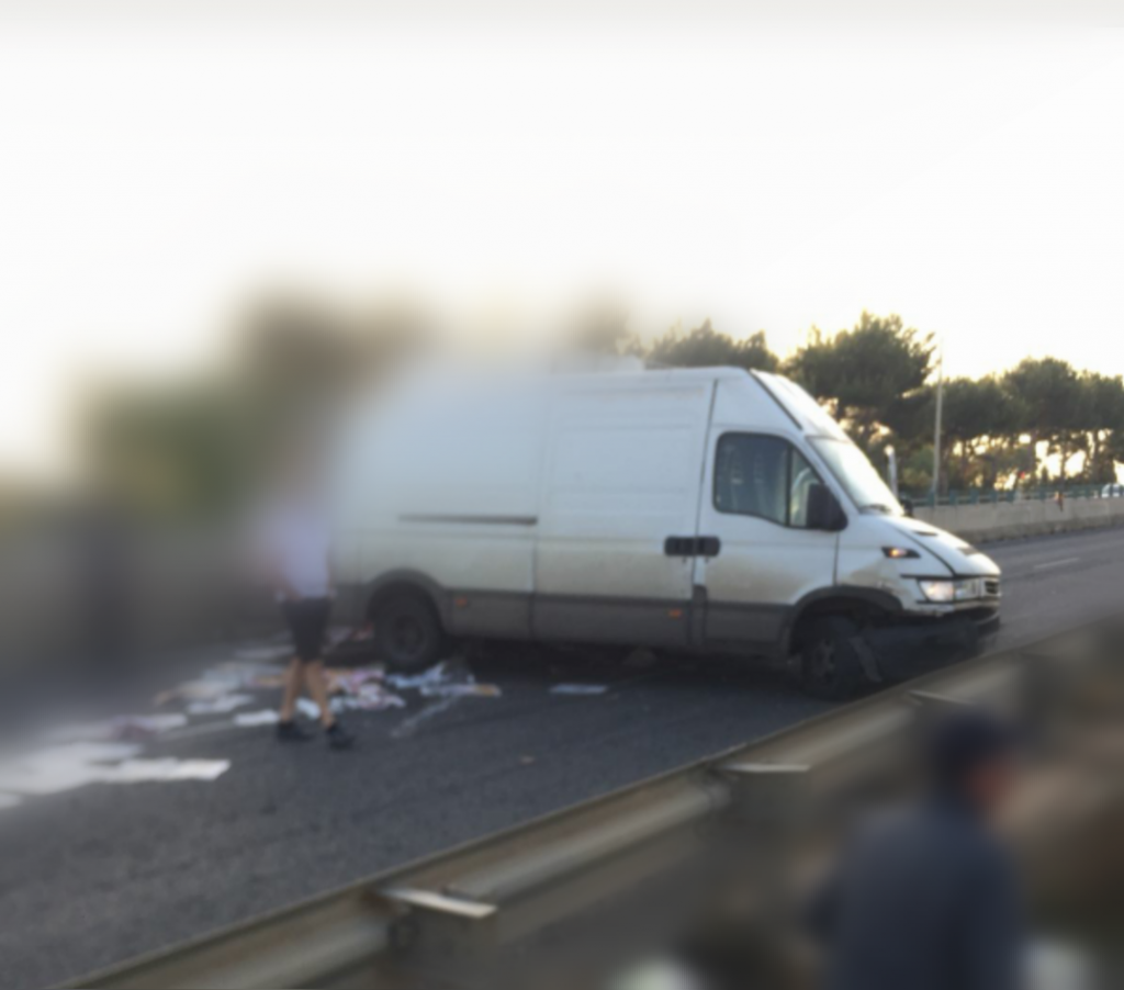 mola di bari incidente coinvolto il furgone del trasporto dei giornali