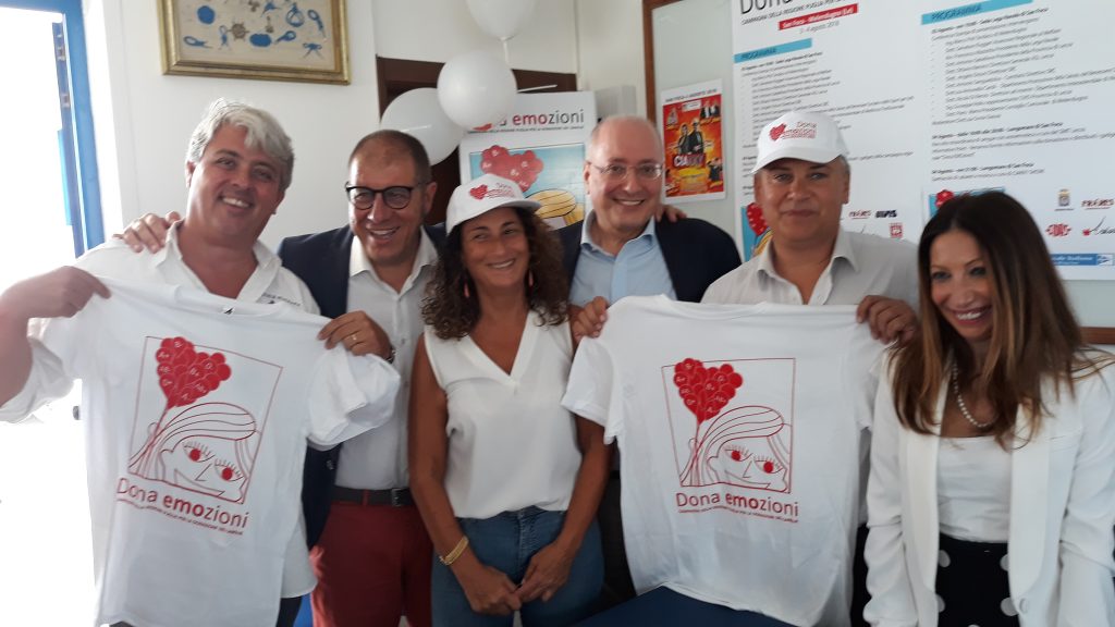 gruppo magliette e cappellini