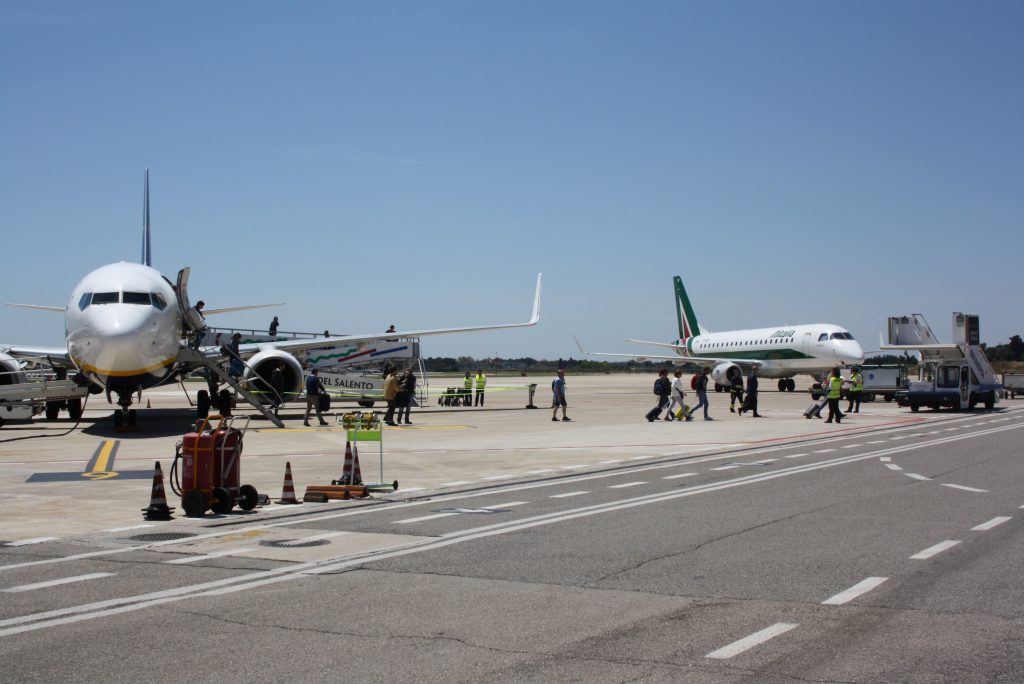Aeroporto del Salento Brindisi piazzale.JPG