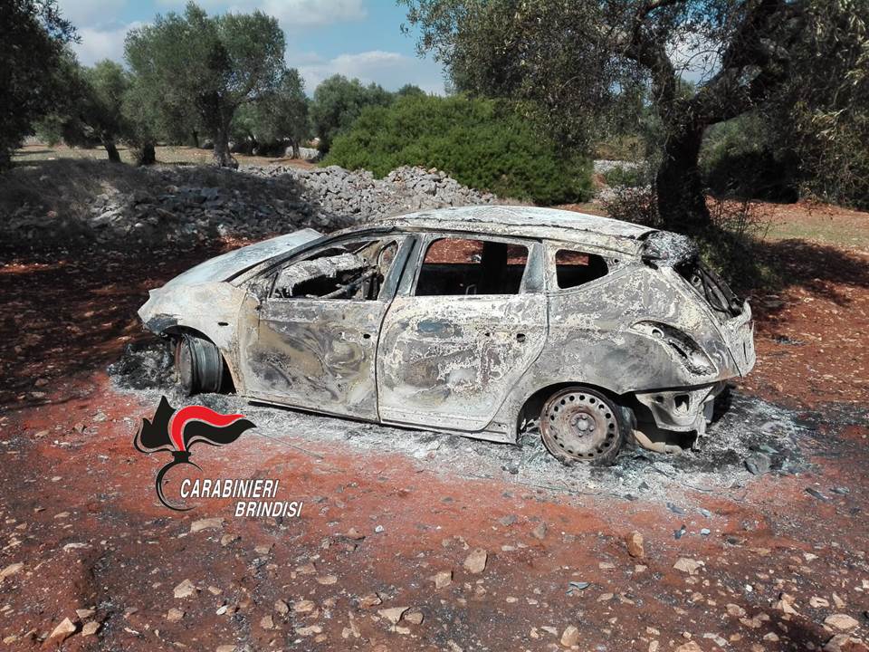 Foto Lancia Delta incendiata