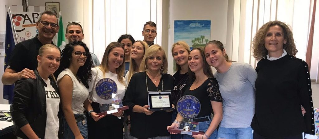 Gli alunni dellIPS Cabrini con la loro preside Angela Maria Santarcangelo al centro ed i professori Gianni Greco e Irene Volpi