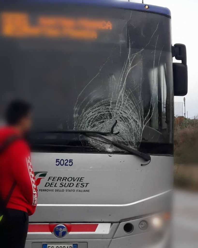 Ferrovie sud est pullman sostitutivo PutignanoMartina Franca contro guard rail e auto (stando Ferrovie sud est pullman sostitutivo PutignanoMartina Franca contro guard rail e auto (stando