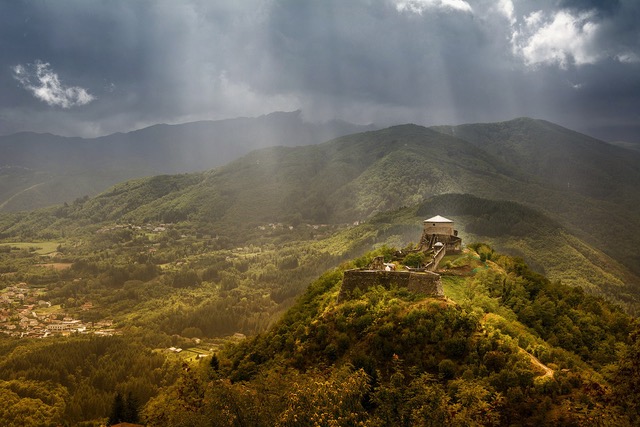 1599px La fortezza è un faro che domina la valle 2